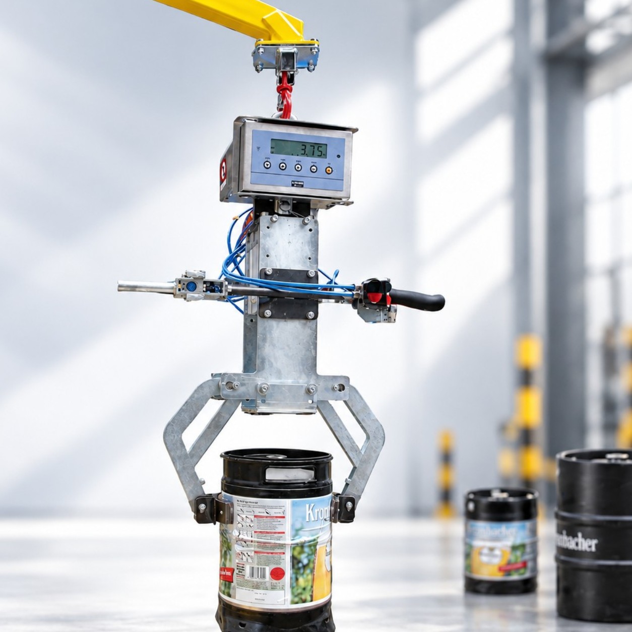 fassheber-mit-fassklammer-fuer-keg-hero Fassheber mit Fassklammer zum sicheren Anheben und Positionieren eines Keg-Fasses in industrieller Umgebung.