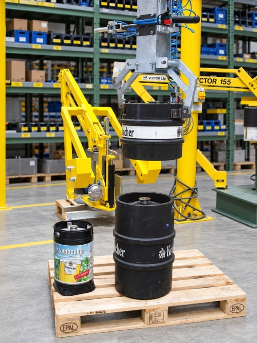fassheber-keg-fassgreifer-vector-130 Fassheber VECTOR 130 mit kraftschlüssigem Greifer beim Anheben eines Keg-Fasses über einer Palette in industrieller Umgebung.