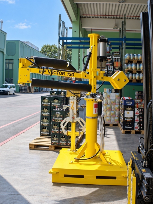 fassheber-vector-130-fasshandling-getraenkeindustrie Fassheber VECTOR 130 mit formschlüssigem Greifer für das ergonomische Handling von Keg-Fässern in der Getränkeindustrie.