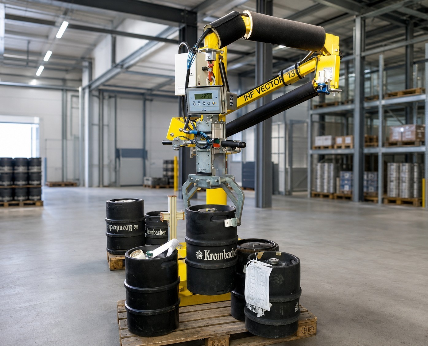 fassmanipulator-fassgreifer-fuer-getraenkefass-keg-handling Fassmanipulator mit Fassgreifer zur ergonomischen Handhabung und zum Heben von Getränkefässern in einer industriellen Produktionshalle.