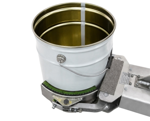 Fassmanipulator mit Fassgreifer zum sicheren seitlichen Greifen und Handhaben eines zylindrischen Metallbehälters.