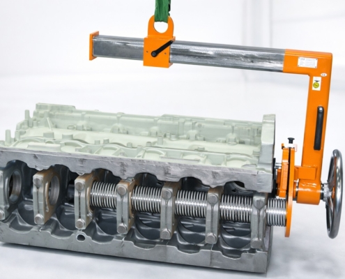 Formschlüssige Lastaufnahmemittel mit Spannvorrichtung zur sicheren Fixierung und Handhabung eines Motorblocks in der industriellen Fertigung