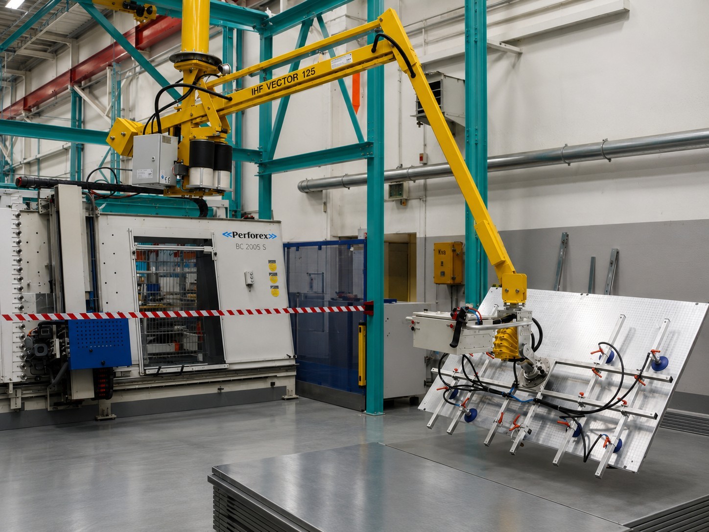 Hebehilfe Industrie mit Vakuumgreifer zur ergonomischen Handhabung großflächiger Blechteile in der Produktion