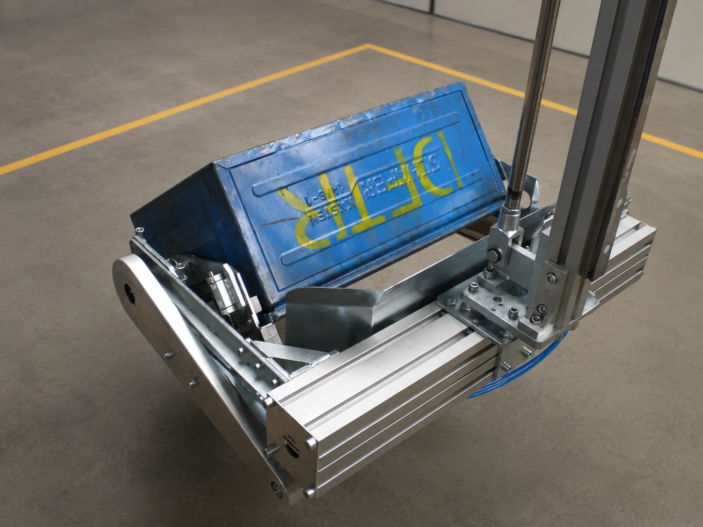 Hebehilfe Industrie mit Behältergreifer zur ergonomischen Aufnahme und Positionierung von Kästen in der Produktion.