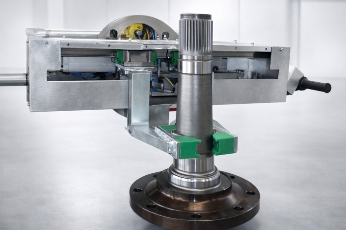 Lastaufnahmemittel mit Hebezange zum sicheren Greifen und Handling einer Welle in der industriellen Anwendung