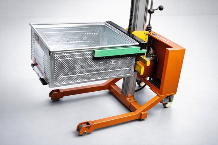 lastaufnahmemittel-kastengreifer-formschluessig-gitterbox-handling Lastaufnahmemittel Kastengreifer zum sicheren Greifen und Bewegen einer Gitterbox in der industriellen Handhabungstechnik