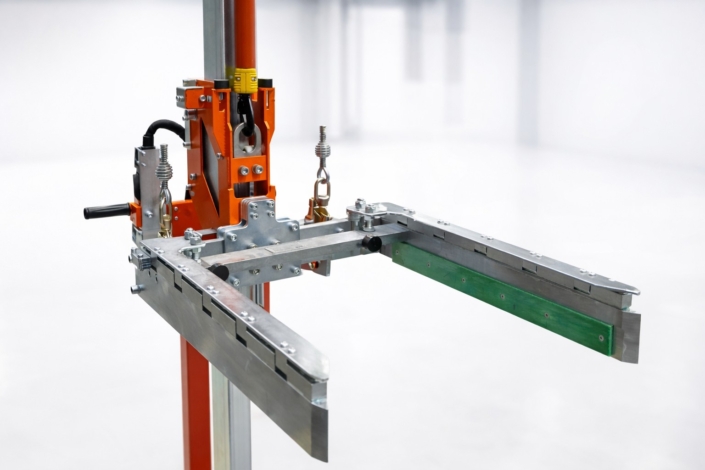 lastaufnahmemittel-kastengreifer-formschluessig-verstellbar-industrie-handling Lastaufnahmemittel Kastengreifer mit verstellbaren Greifarmen für präzises und sicheres Handling von Behältern in der Industrie
