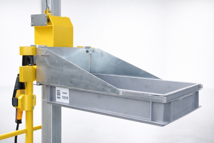 lastaufnahmemittel-kastengreifer-kunststoffkisten-formschluessig-schwert Lastaufnahmemittel Kastengreifer mit Schwertaufnahme zum formschlüssigen Greifen und Anheben einer Kunststoffkiste in der industriellen Anwendung