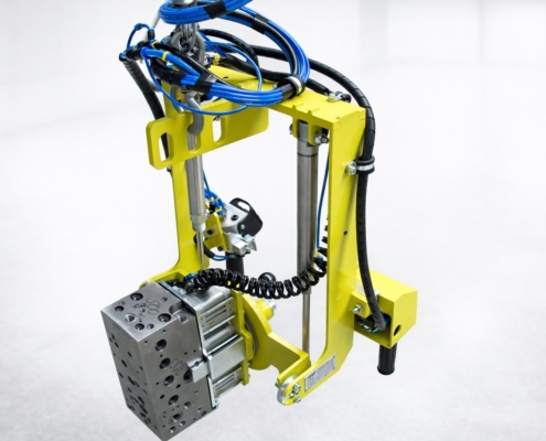 Lastaufnahmemittel Magnetgreifer pneumatisch mit Schwenkantrieb zum flexiblen Greifen und Positionieren eines Metallblocks in der Handhabungstechnik