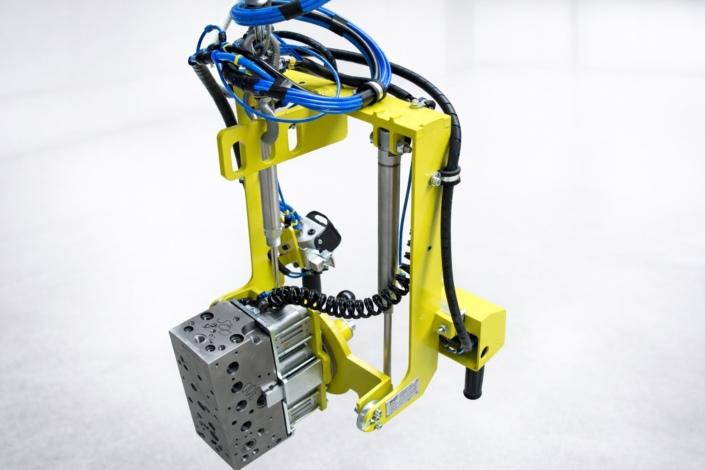 Lastaufnahmemittel Magnetgreifer pneumatisch mit Schwenkantrieb zum flexiblen Greifen und Positionieren eines Metallblocks in der Handhabungstechnik