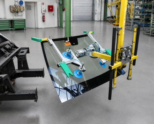 Vakuumheber für Platten und Glasscheiben zur sicheren Handhabung einer Frontscheibe bei der industriellen Fahrzeugmontage.