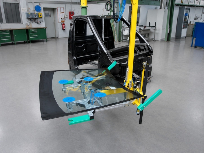 Vakuumheber für Platten und Glasscheiben zur sicheren Handhabung einer Frontscheibe bei der industriellen Fahrzeugmontage.
