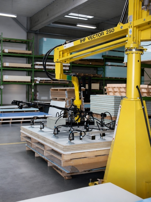 Vakuumheber für Platten an einem IHF VECTOR Manipulator zur ergonomischen Aufnahme und sicheren Handhabung großformatiger Platten in der Industrie.