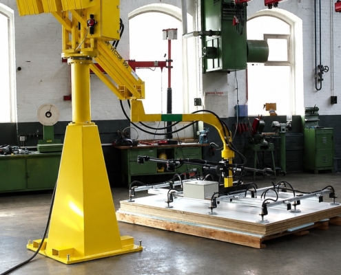 Vakuumheber für Platten an einem IHF VECTOR Manipulator mit Vakuumtraverse zur sicheren und ergonomischen Handhabung großformatiger Platten in der Industrie.