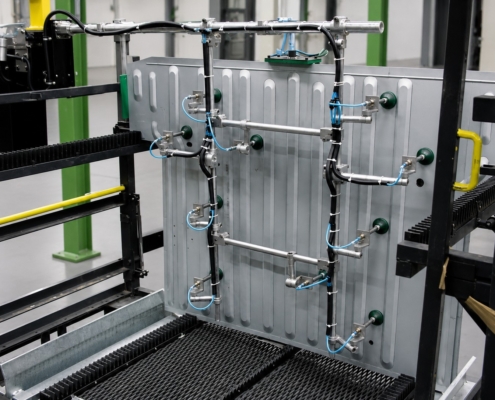Vakuumsauger Blech mit Blechgreifer halten ein geripptes Metallblech mit mehreren Saugelementen für das sichere Handling in der Fertigung.
