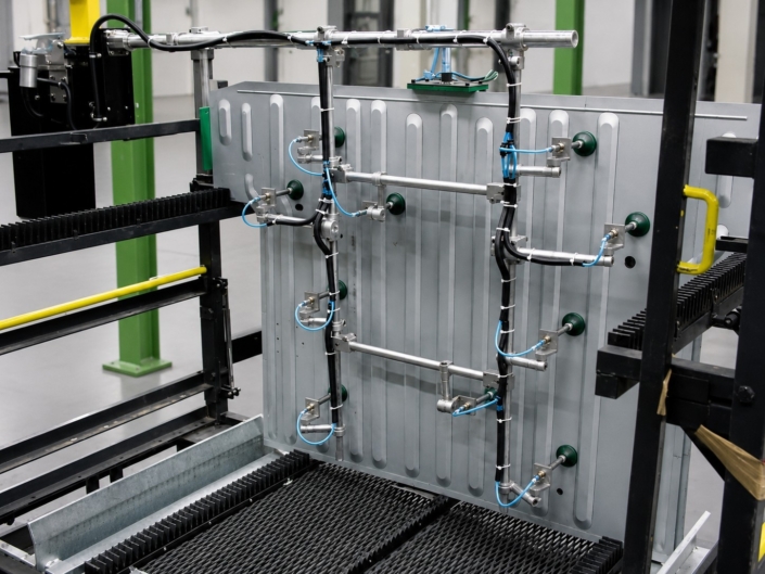 vakuumsauger-blech-blechgreifer-fuer-geripptes-metallblech Vakuumsauger Blech mit Blechgreifer halten ein geripptes Metallblech mit mehreren Saugelementen für das sichere Handling in der Fertigung.