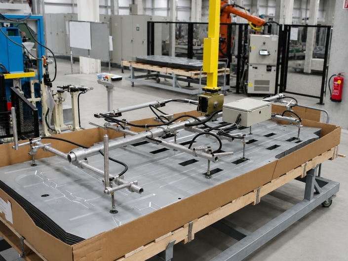vakuumsauger-blech-blechgreifer-fuer-grosses-strukturblech Vakuumsauger Blech mit Blechgreifer halten ein großes strukturiertes Metallblech auf einer Palette für das sichere Handling in der Fertigung.