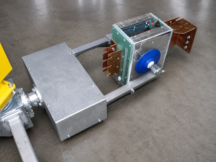 Detailansicht eines Vakuumsaugers für Bleche mit Saugmodul, blauem Saugnapf und Kupferkontakten für industrielle Handling-Anwendungen.