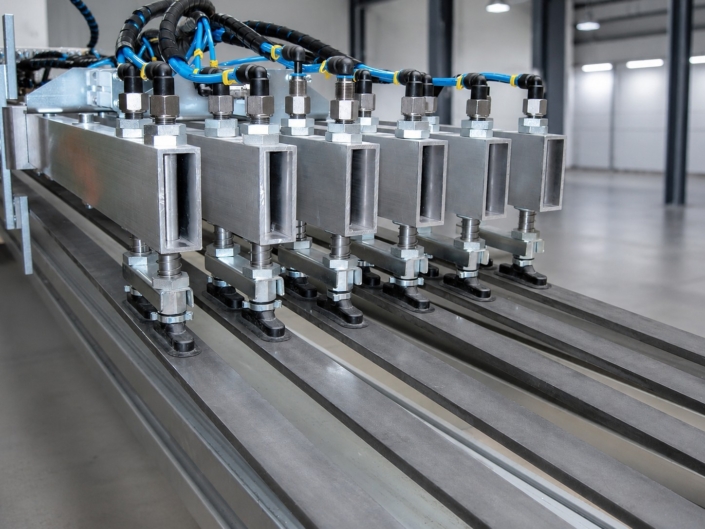 Detailansicht eines Vakuumsaugers für Bleche mit Saugrahmen, pneumatischen Anschlüssen und mehreren Saugnäpfen für das industrielle Blechhandling.