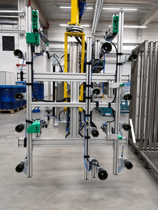 Vakuumsauger Bleche mit großem Saugrahmen, verstellbaren Saugern und pneumatischen Leitungen für das flexible Handling von Bauteilen in der Fertigung.