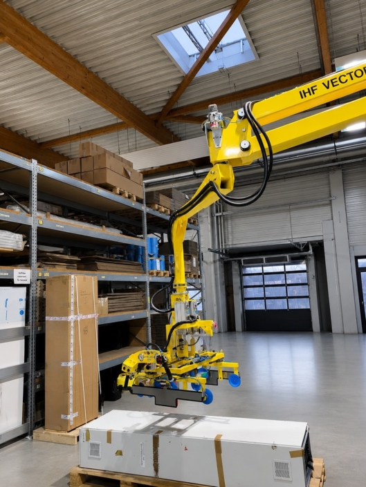Vakuumsauger Bleche an einem gelben Schwenkarm-Vakuumheber für das ergonomische Aufnehmen und Positionieren von Bauteilen im Lagerbereich.